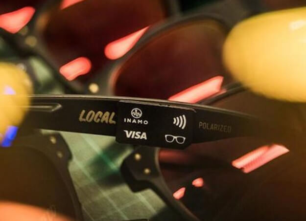 Gli occhiali da sole per effettuale pagamenti contactless